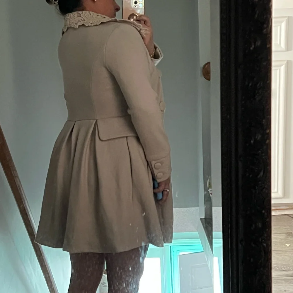 Luxurious Cream blush Coat with Lace Collar - Picture 2 of 3